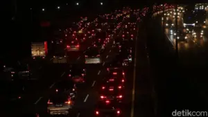 Kemacetan Parah di Tol Cikampek Arah Jakarta Imbas Tabrakan Tiga Truk