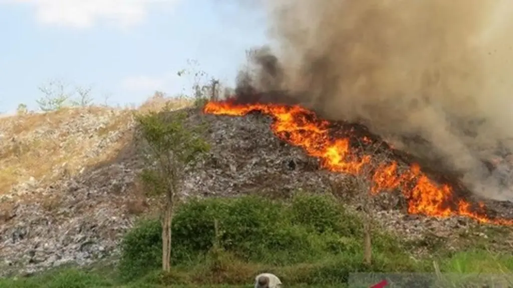 Kebakaran Lahan di TPA Pakusari Diduga Akibat Puntung Rokok