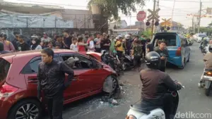 Polisi Selidiki Penyebab Kecelakaan Beruntun di Perlintasan Kebon Pedes