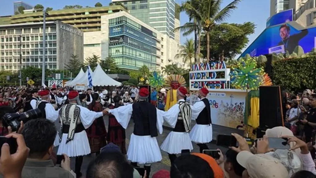 Warga Antusias Saksikan Parade Budaya JWFF di CFD Bundaran HI
