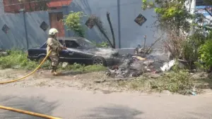 Petugas Padamkan Mobil Terbakar di Joglo, Diduga Akibat Sampah Dibakar