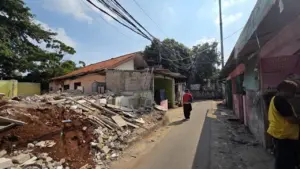 Pemprov DKI Mulai Ratakan Bangunan Untuk Jalan Sejajar Rel Pasar Minggu